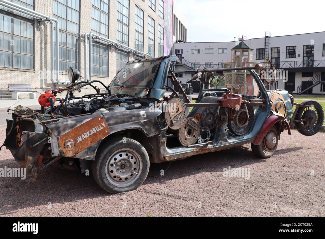 Hässliche Autos der russischen Schweißer 'SvarkaBilly' werden als Skulpturen im Hof des Design District ARTPLAY in St.Petersburg, Russland, aufgestellt Stockfoto