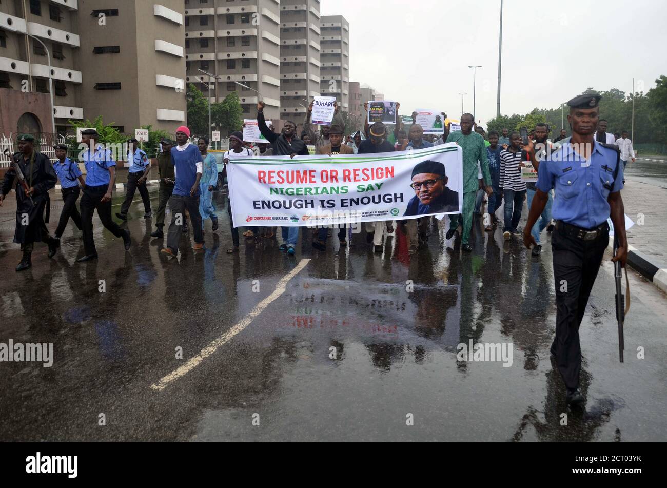 Anhänger der Bewegung Our mumu don do nehmen an einem Protest Teil, der Präsident Muhammadu Buhari am 7. August 2017 in Abuja, Nigeria, zur Wiederaufnahme oder zum Rücktritt auffordert. REUTERS/Afolabi Sotunde Stockfoto