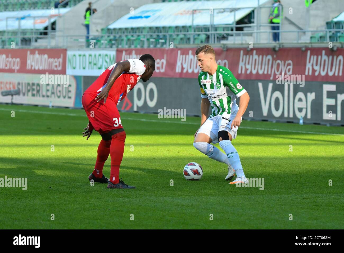 20.09.2020, St. Gallen, Kybunpark, Fußball Super League: FC St.Gallen 1879 - FC Sion, # 7 Florian Kamberi (St. Gallen) gegen # 34 Birama Ndoye (Sion) Credit: SPP Sport Press Photo. /Alamy Live Nachrichten Stockfoto