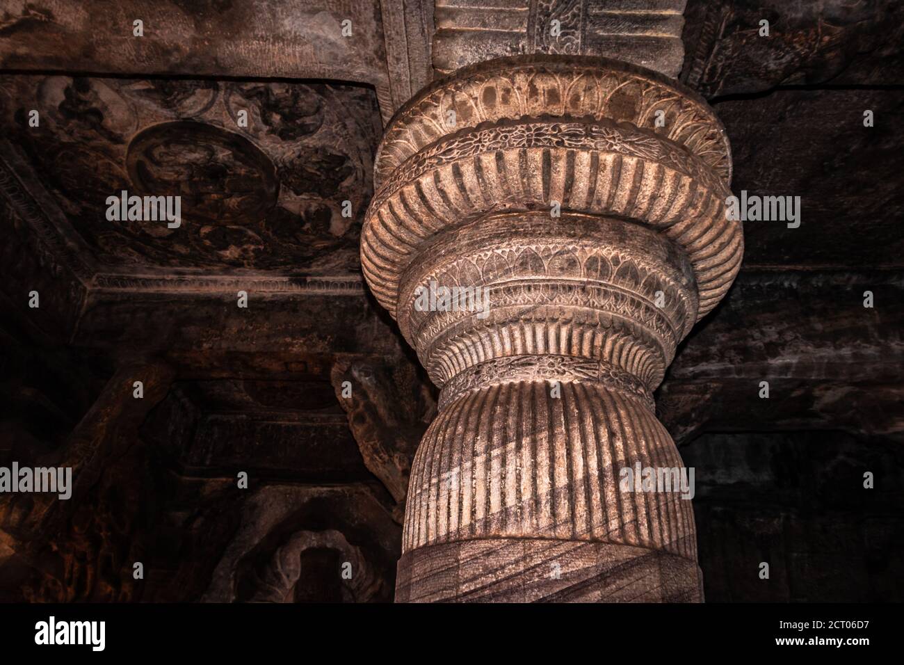 badami Höhlentempel Innen Säulen Stein Kunst im Detail Bild wird bei badami karnataka indien genommen. Es ist unesco-Weltkulturerbe und Ort der erstaunlichen cha Stockfoto