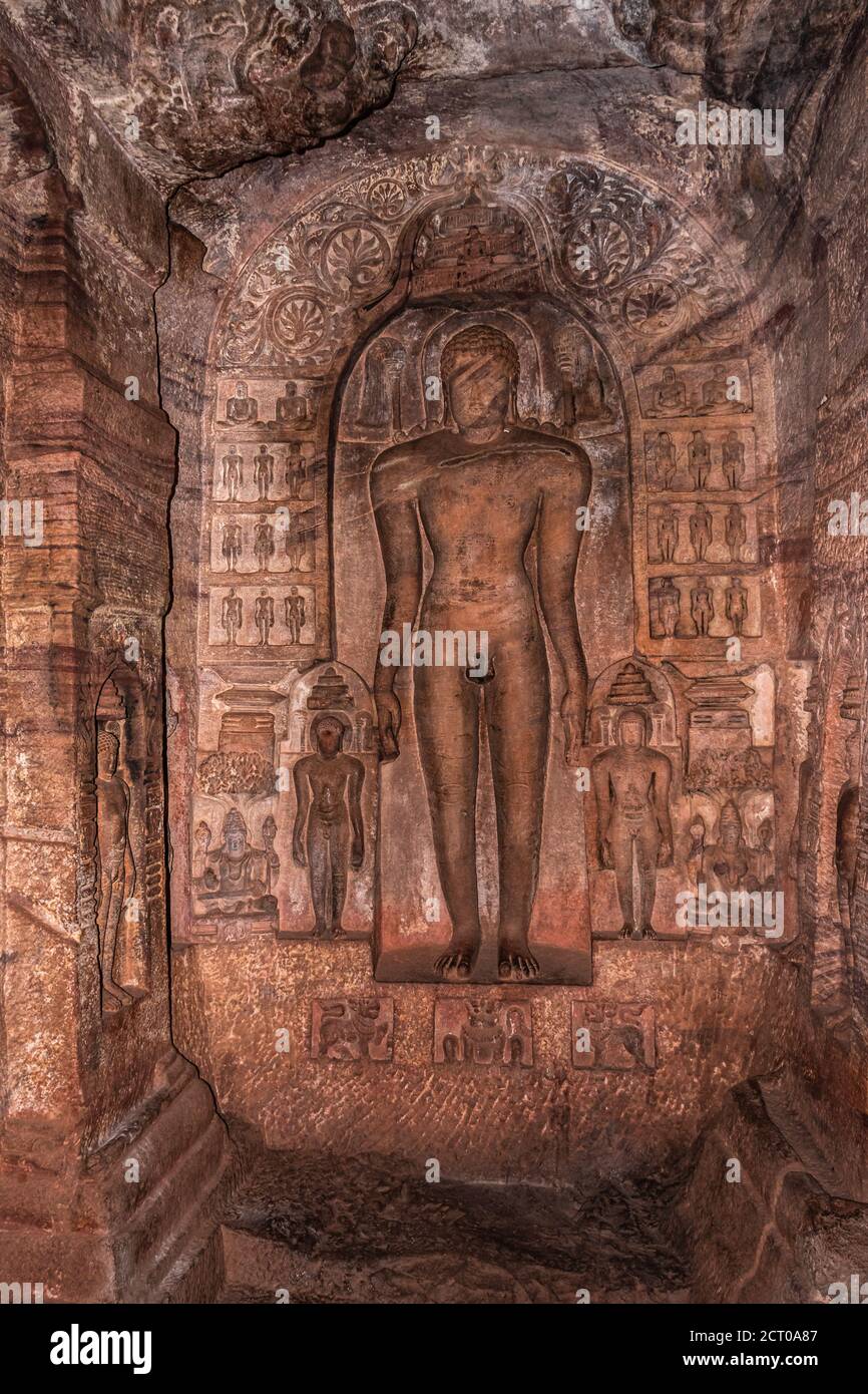 badami Höhle Skulpturen von jain Götter geschnitzt an Wänden alten Stein Kunst in Details Bild wird bei badami karnataka indien genommen. Es ist unesco-Weltkulturerbe Stockfoto