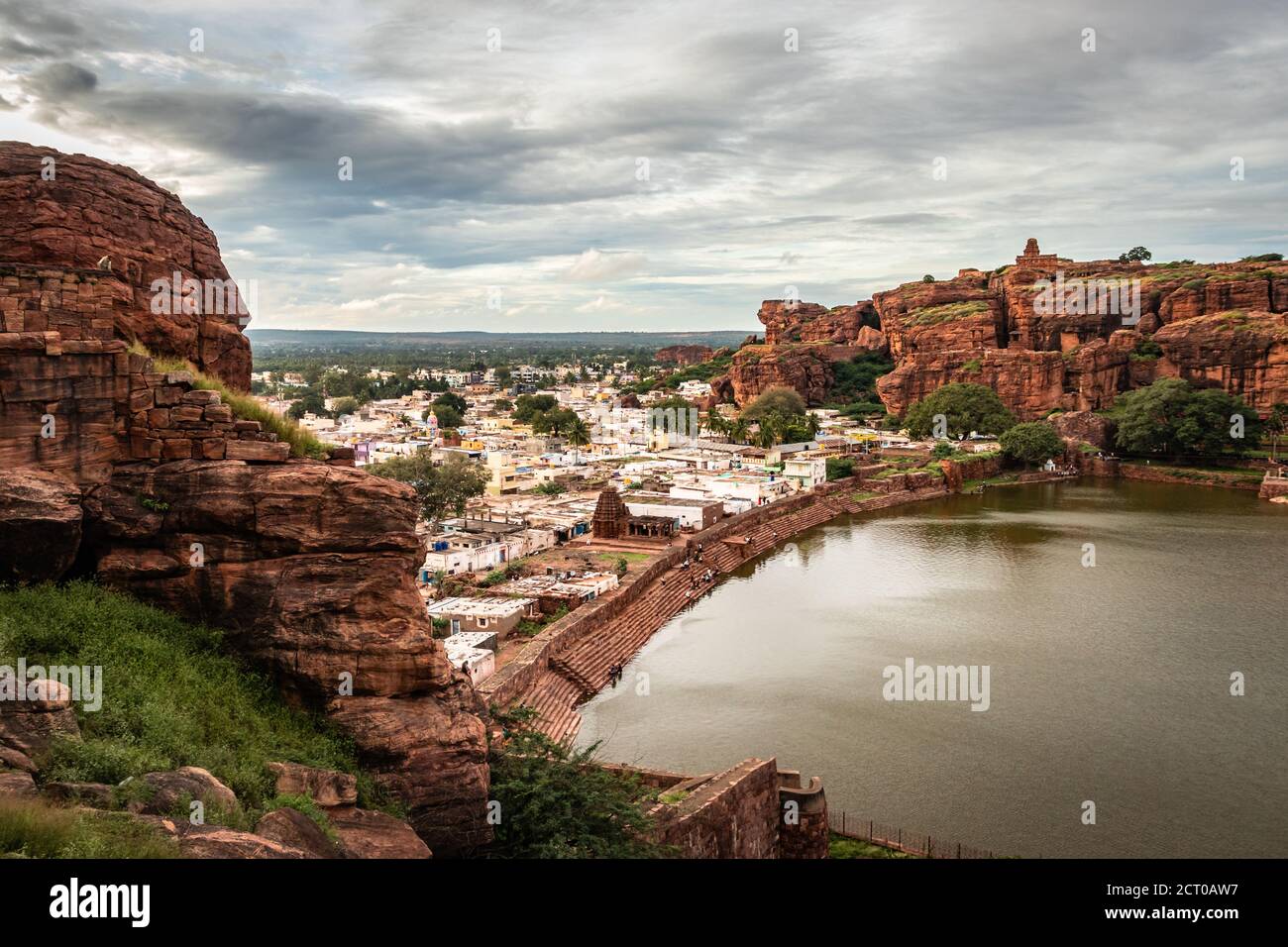 seeufer mit Stadt im Hintergrund am Morgen Bild wird an den Ufern von Agastya Tirtha Badami karnataka indien aufgenommen. Es zeigt die unberührte sein Stockfoto