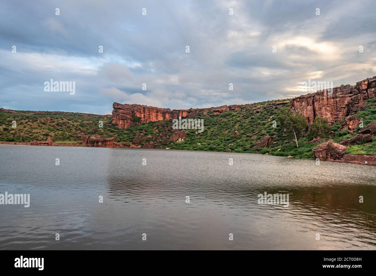 see mit alten Tempel von Bergen am Morgen Bild umgeben Zeigt die Schönheit des Bhutanatha-Tempels an den Ufern Von Agastya Tirtha bei Badami Stockfoto