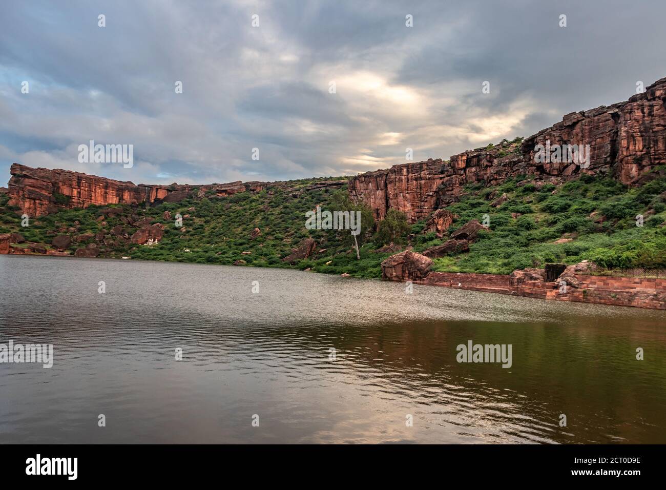 see mit alten Tempel von Bergen am Morgen Bild umgeben Zeigt die Schönheit des Bhutanatha-Tempels an den Ufern Von Agastya Tirtha bei Badami Stockfoto