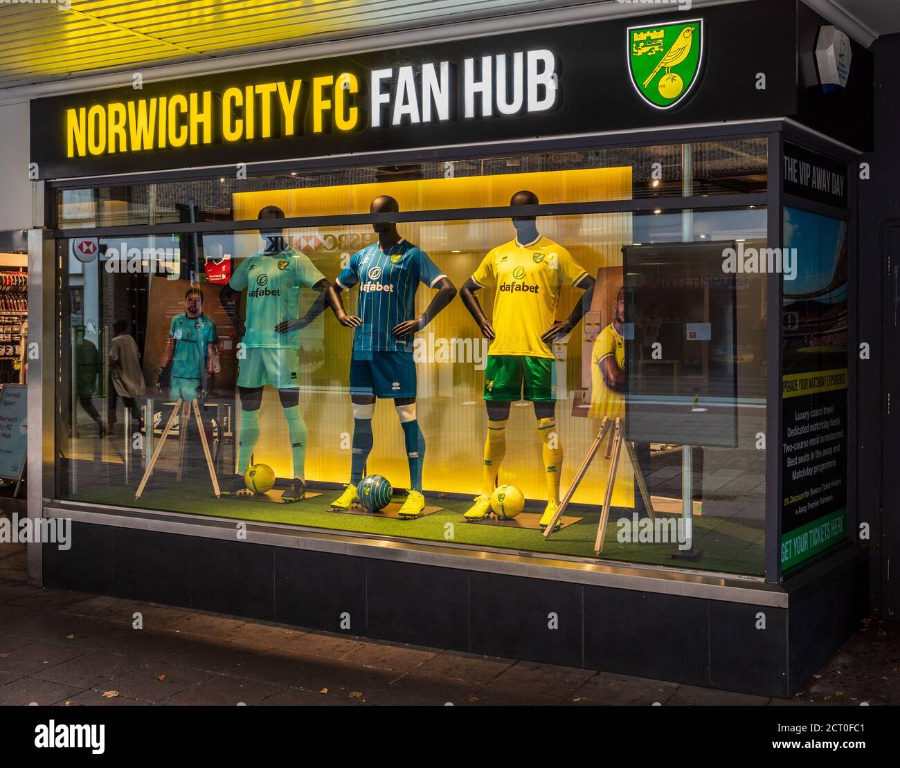 Norwich City FC Lüfternabe Store im Stadtzentrum von Norwich in der Jarrold Intersport Store entfernt. Stockfoto