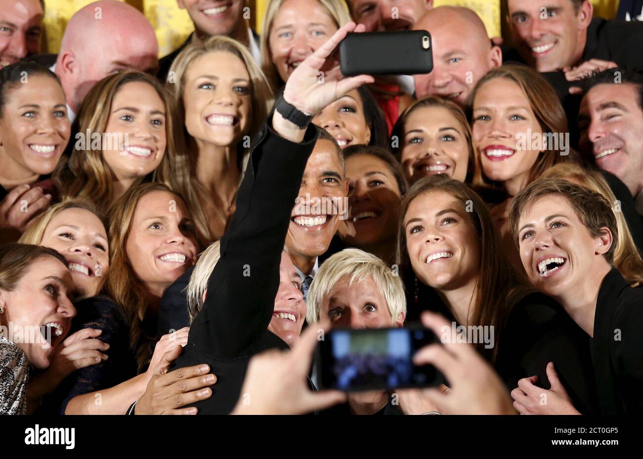 US-Präsident Barack Obama posiert für ein Selfie, das der altgediente Star-Spieler Abby Wambach aufgenommen hat, als er die US-amerikanische Frauen-Nationalmannschaft im Weißen Haus in Washington begrüßt, um ihren Sieg bei der FIFA Frauen-Weltmeisterschaft 2015 am 27. Oktober 2015 zu ehren. REUTERS/Kevin Lamarque TPX-BILDER DES TAGES Stockfoto