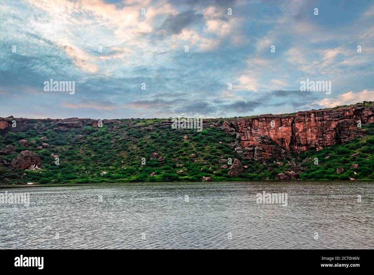 see unberührt mit Berg Hintergrund und hellen Himmel am Morgen Bild zeigt die Schönheit von Agastya Tirtha bei Badami karnataka indien. Stockfoto