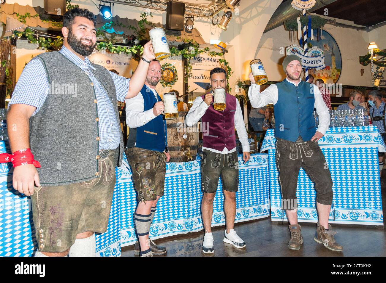 Komiker Faisal Kawusi, Schauspieler Patrick Heinrich, DSDS, Tisch-Wiesn, Hofbräu München, Wirtshaus Berlin, Fass-Anstich, Schauspieler Timur Ülker, G Stockfoto