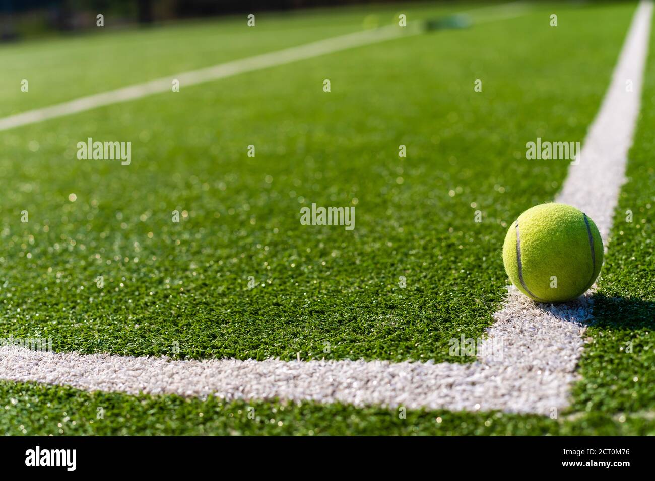 Blick auf leeren Rasen Tennisplatz mit Tennisball Stockfoto