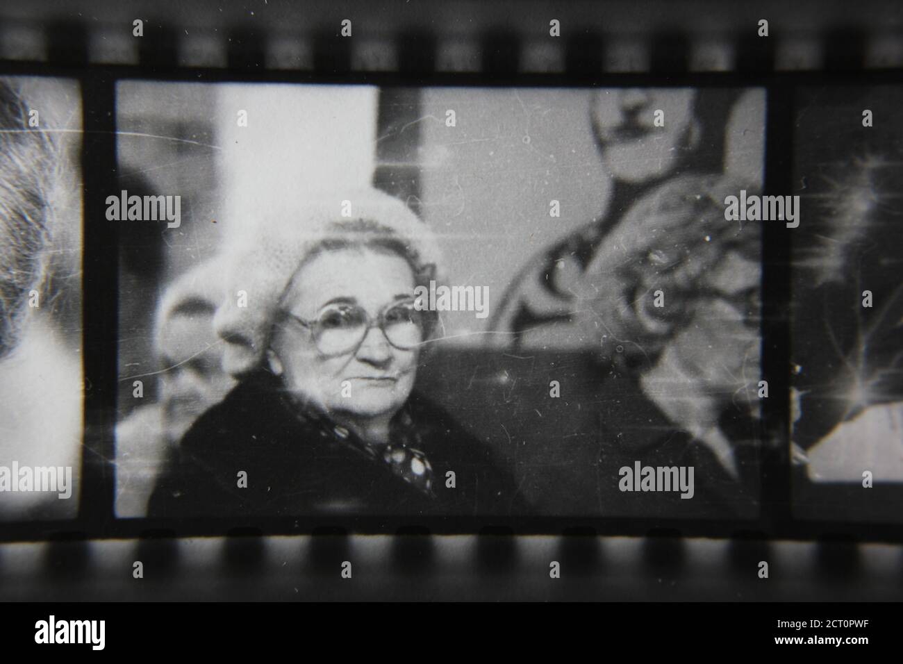 Feine Schwarz-Weiß-Vintage-Fotografie einer alten erschrockenen Frau aus den 1970er Jahren. Stockfoto