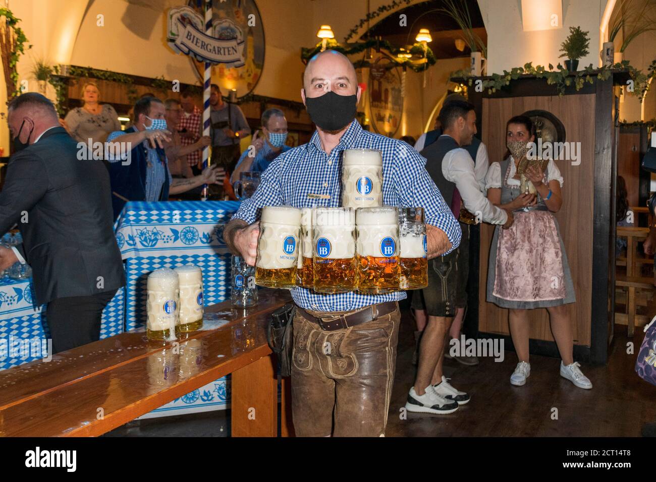 Tisch-Wiesn, Hofbräu München, Wirtshaus Berlin, Fass-Anstich, Schauspieler Timur Ülker, GZSZ, Geschäftsführer Björn Schwarz, 19.09.2020 Stockfoto