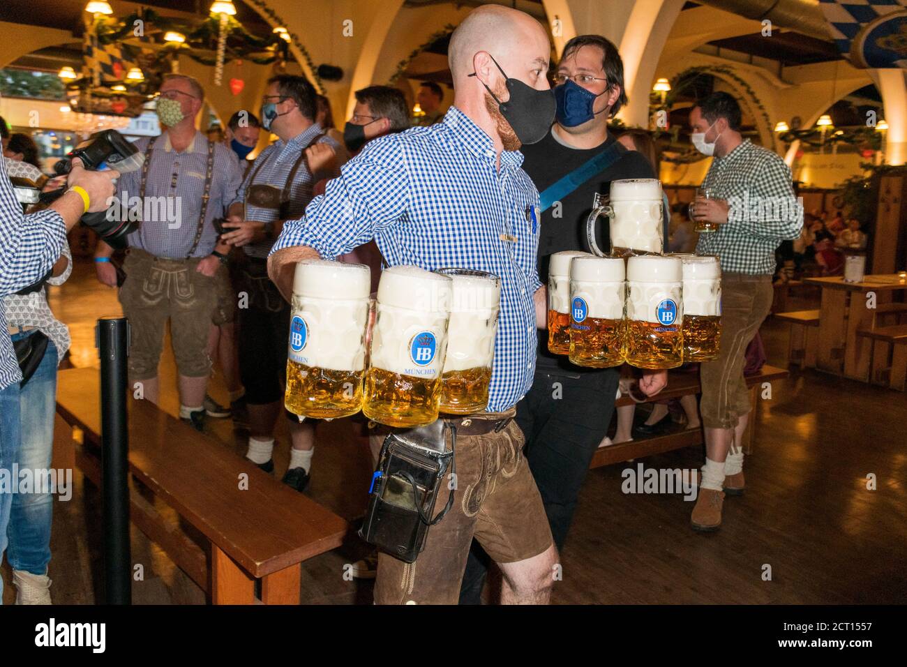 Tisch-Wiesn, Hofbräu München, Wirtshaus Berlin, Fass-Anstich, Schauspieler Timur Ülker, GZSZ, Geschäftsführer Björn Schwarz, 19.09.2020 Stockfoto