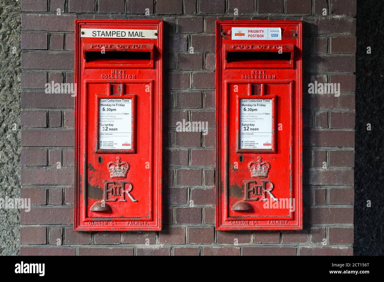 Royal Mail Doppel-Briefkasten in einer Wand, London England Vereinigtes Königreich Großbritannien Stockfoto