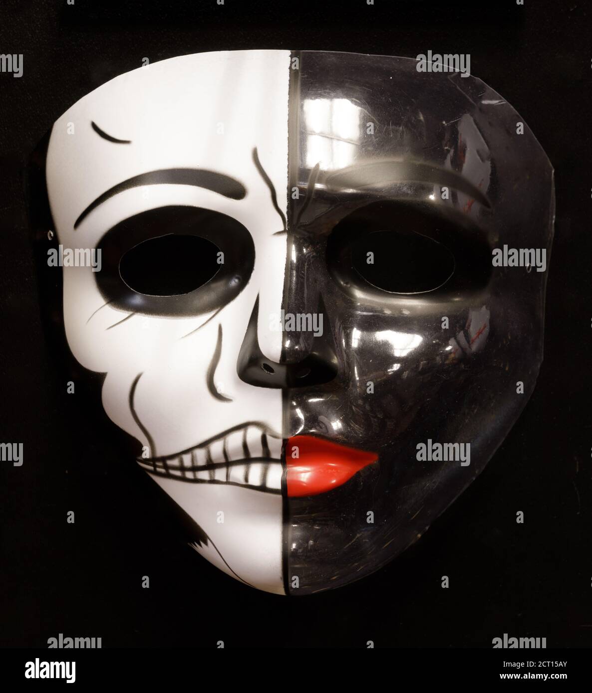 Frau Skelett Kunststoff-Maske isoliert auf schwarzem Hintergrund Stockfoto