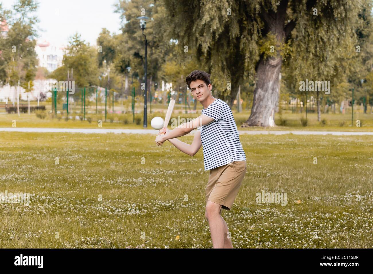 Teenager Junge hält Softballschläger und spielen Baseball im Park Stockfoto