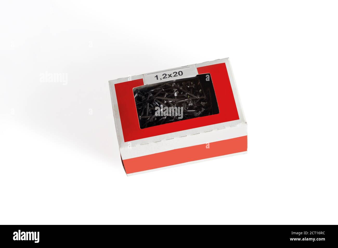 Nägel in einem Karton. Nahaufnahme. Isoliert auf weißem Hintergrund. Stockfoto