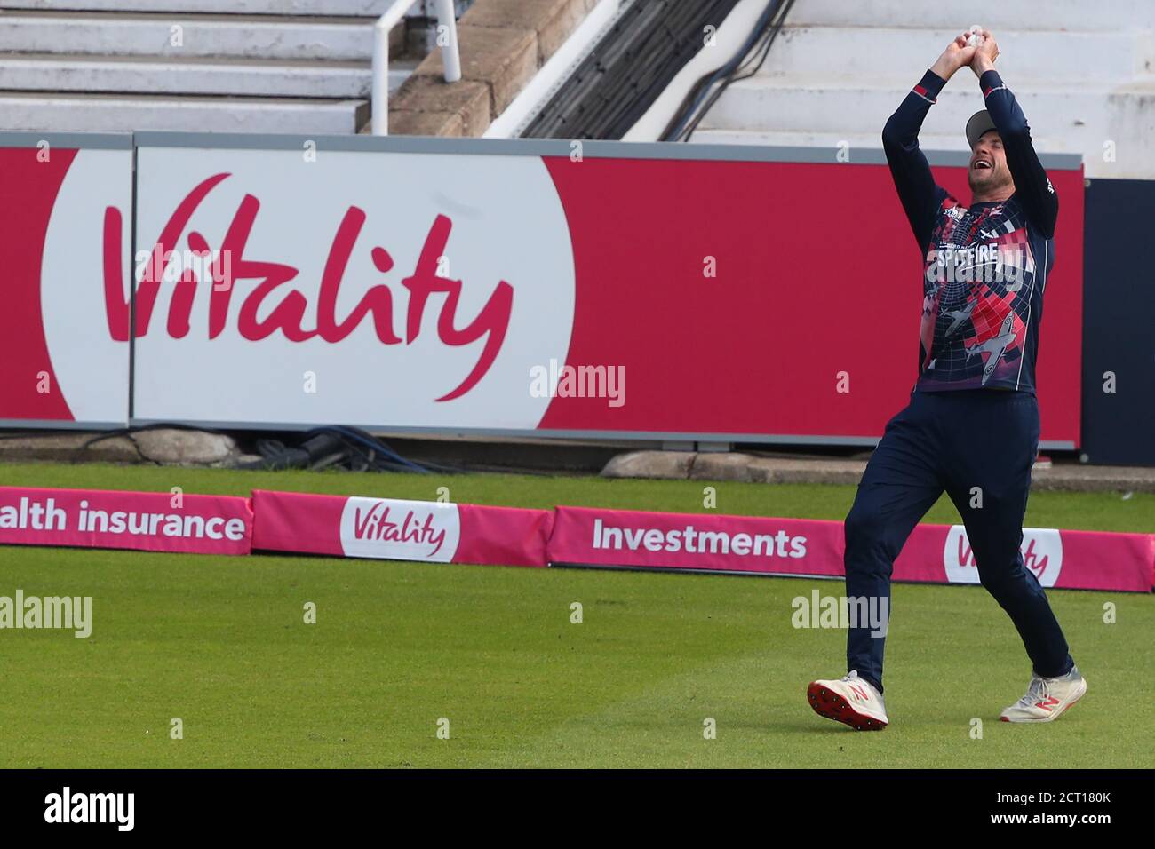 London, USA. September 2020. LONDON, ENGLAND, SEPTEMBER 20 2020: Alex Blake von Kent fängt den Ball, um will Jacks of Surrey während des Vitality Blast-Matches Surrey gegen Kent auf dem Kia Oval Cricket Ground, London, England, 20. September 2020 zu entlassen (Foto: ESPA/Cal Sport Media/Sipa USA) Credit: SIPA USA/Alamy Live News Stockfoto