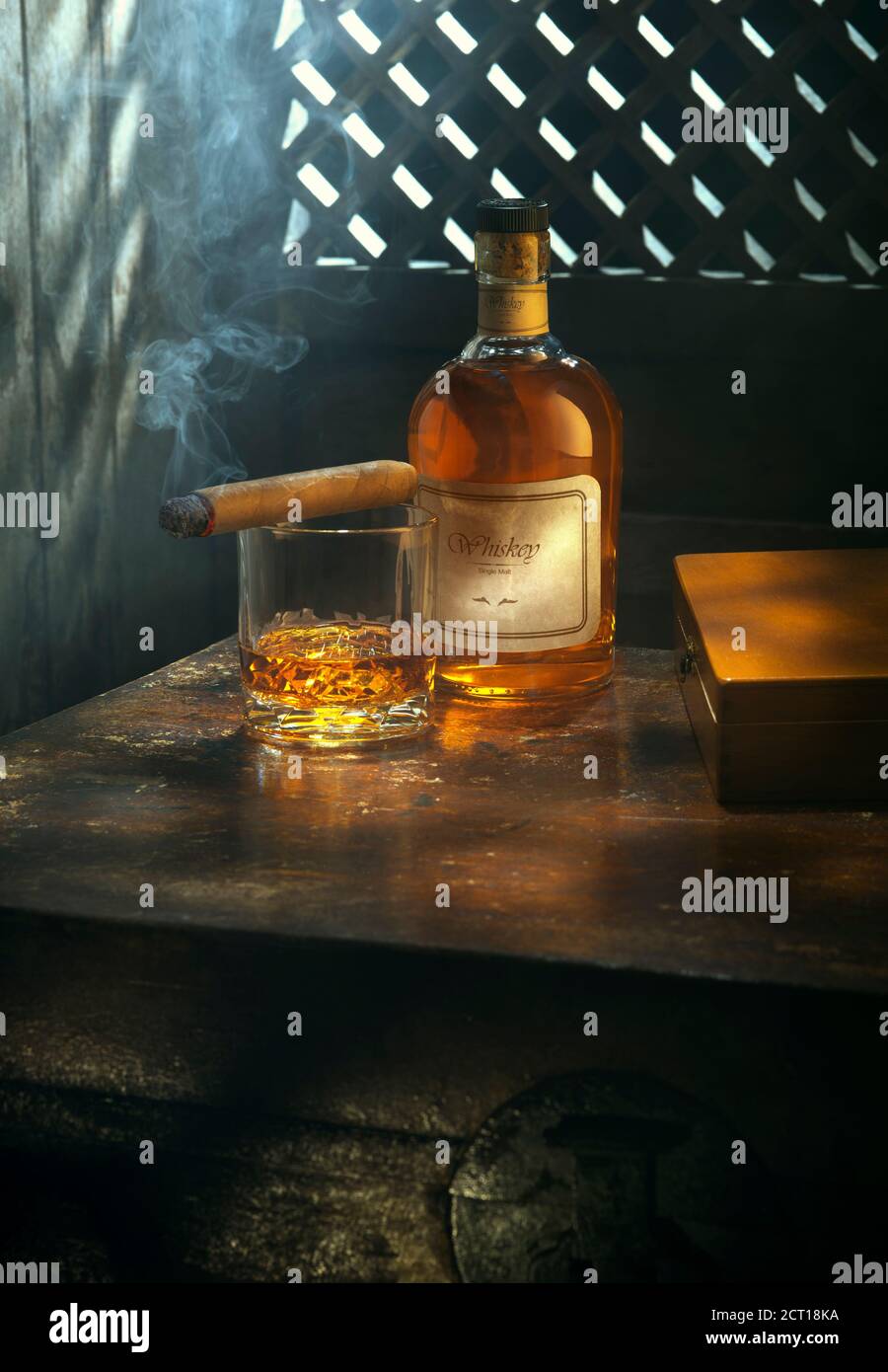 Geschlossener Blick auf Glas Whiskey mit Zigarre an Oberteil auf weißem Rücken Stockfoto