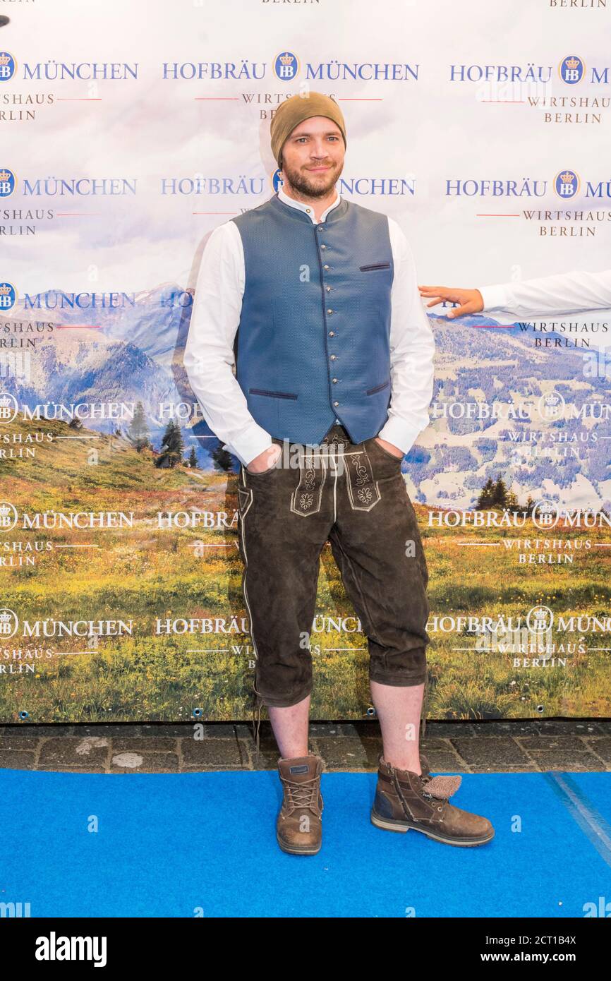 Schauspieler Patrick Heinrich, GZSZ, Tisch-Wiesn, Hofbräu München, Wirtshaus Berlin, Fass-Anstich, Schauspieler Timur Ülker, GZSZ, Geschäftsführer Bjö Stockfoto