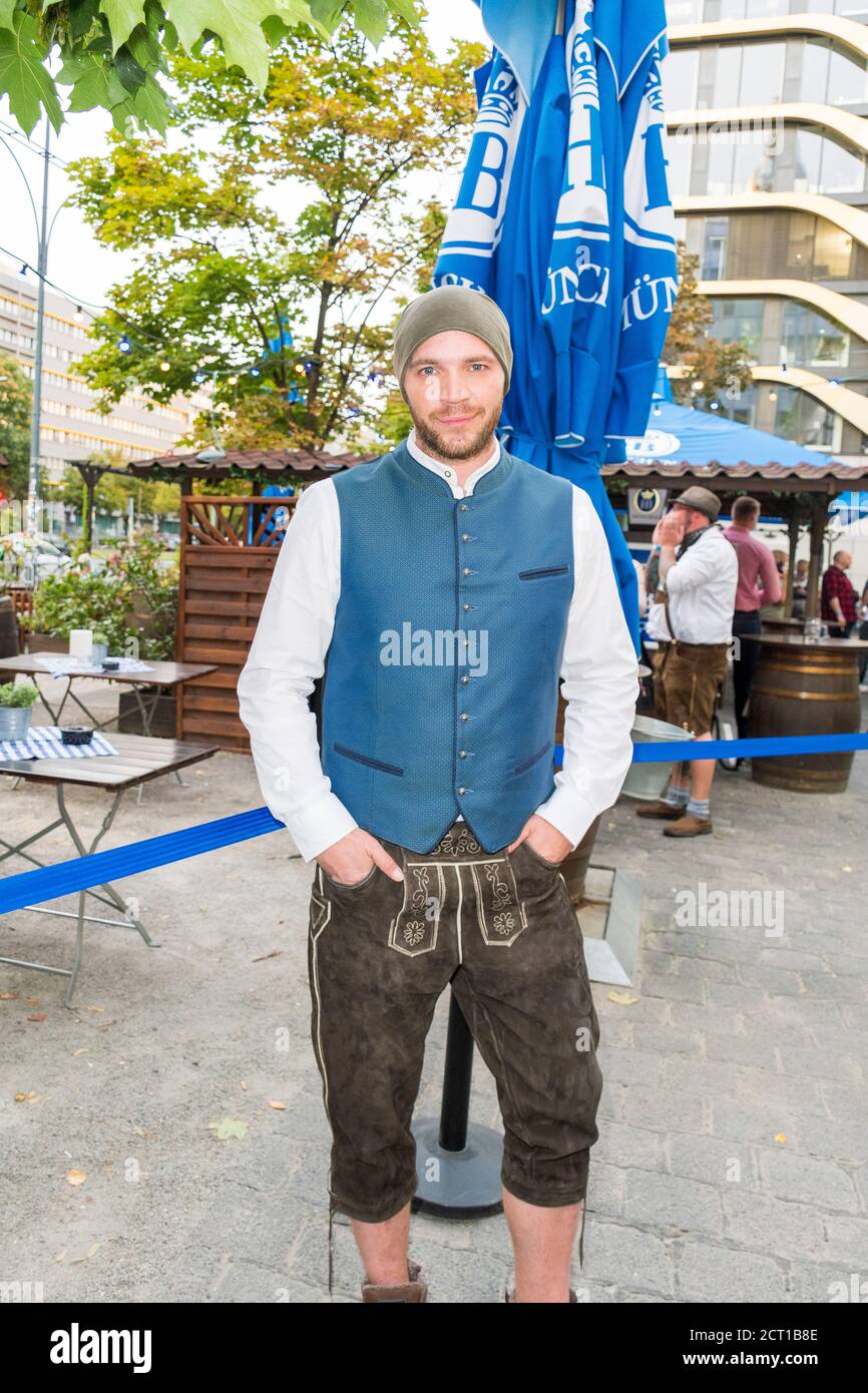 Schauspieler Patrick Heinrich, GZSZ, Tisch-Wiesn, Hofbräu München, Wirtshaus Berlin, Fass-Anstich, Schauspieler Timur Ülker, GZSZ, Geschäftsführer Bjö Stockfoto