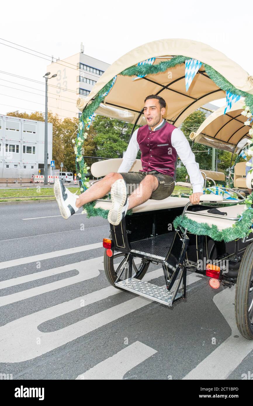 Tisch-Wiesn, Hofbräu München, Wirtshaus Berlin, Fass-Anstich, Schauspieler Timur Ülker, GZSZ, Geschäftsführer Björn Schwarz, 19.09.2020 Stockfoto