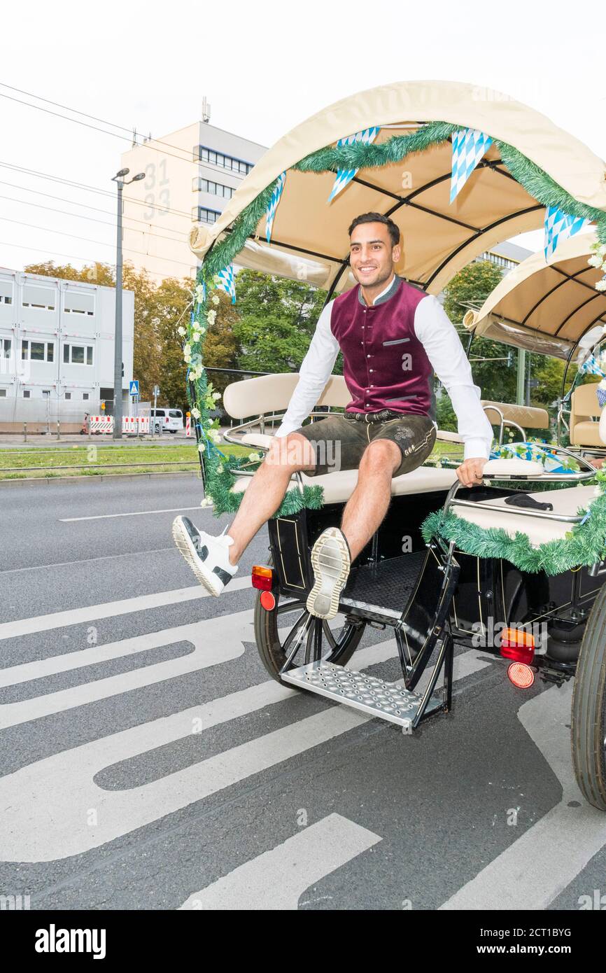 Tisch-Wiesn, Hofbräu München, Wirtshaus Berlin, Fass-Anstich, Schauspieler Timur Ülker, GZSZ, Geschäftsführer Björn Schwarz, 19.09.2020 Stockfoto
