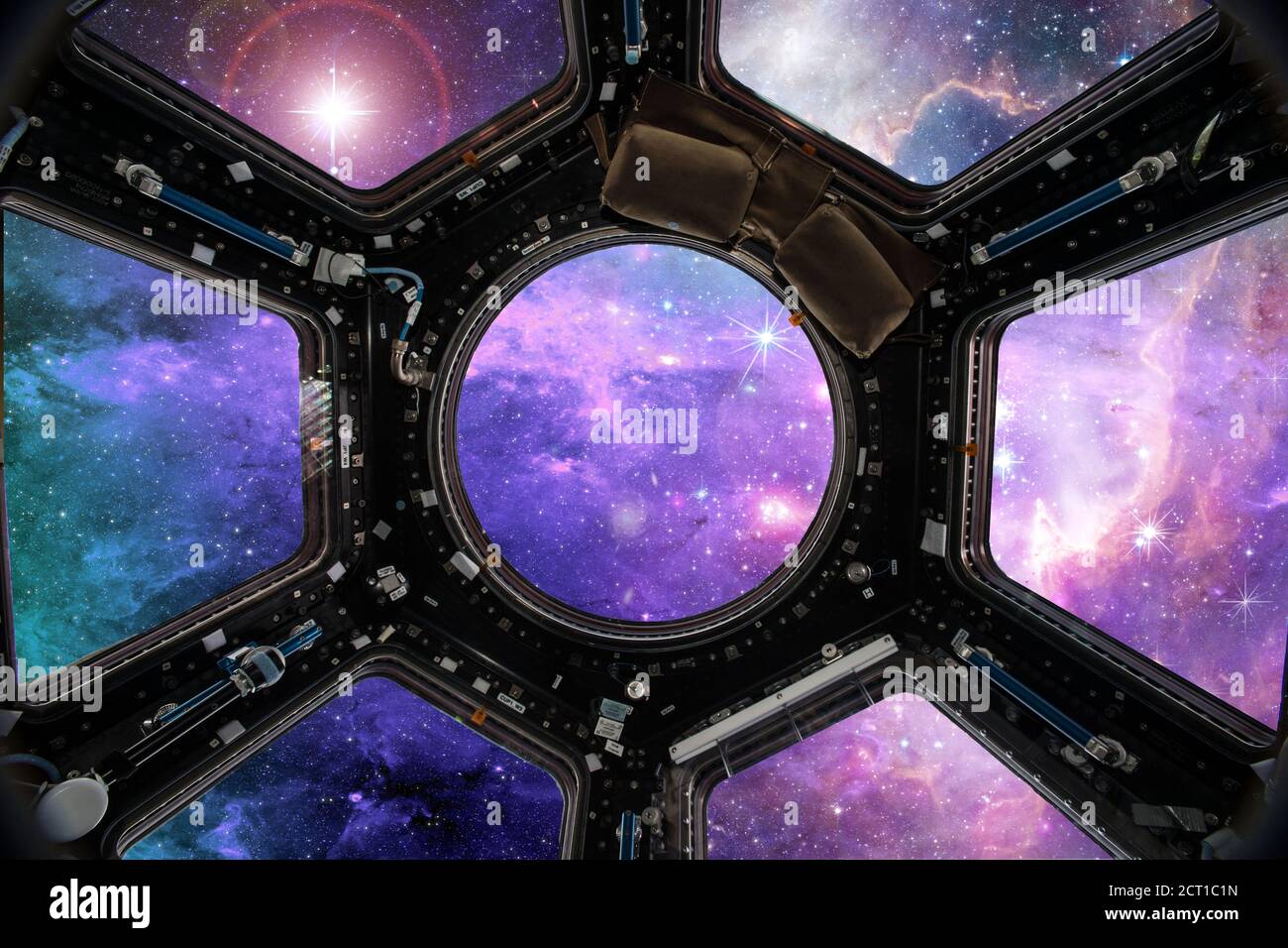 Raumschiff im bunten Weltraum der Galaxie. Elemente dieses Bildes, die von der NASA eingerichtet wurden Stockfoto