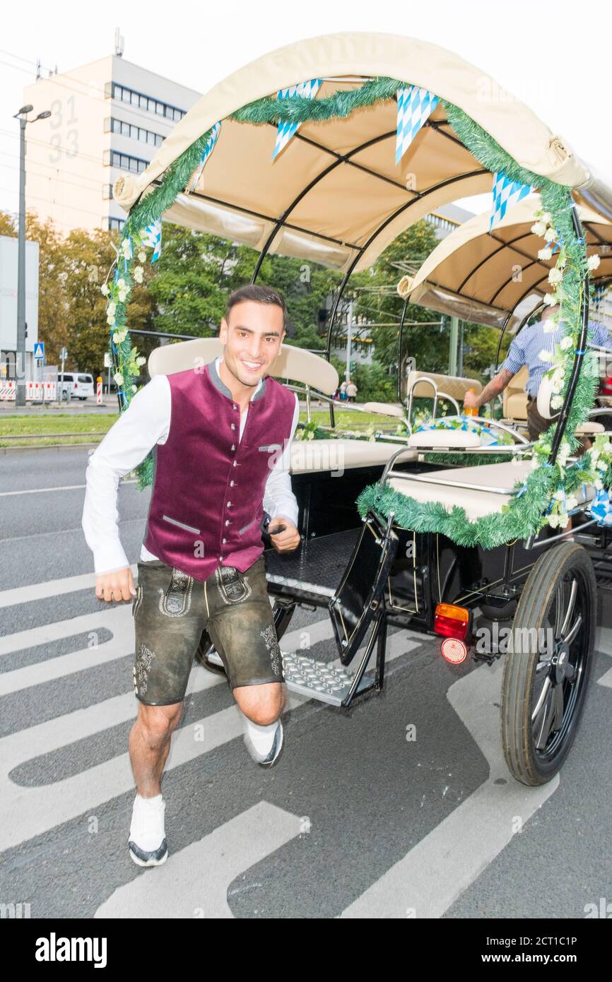 Tisch-Wiesn, Hofbräu München, Wirtshaus Berlin, Fass-Anstich, Schauspieler Timur Ülker, GZSZ, Geschäftsführer Björn Schwarz, 19.09.2020 Stockfoto