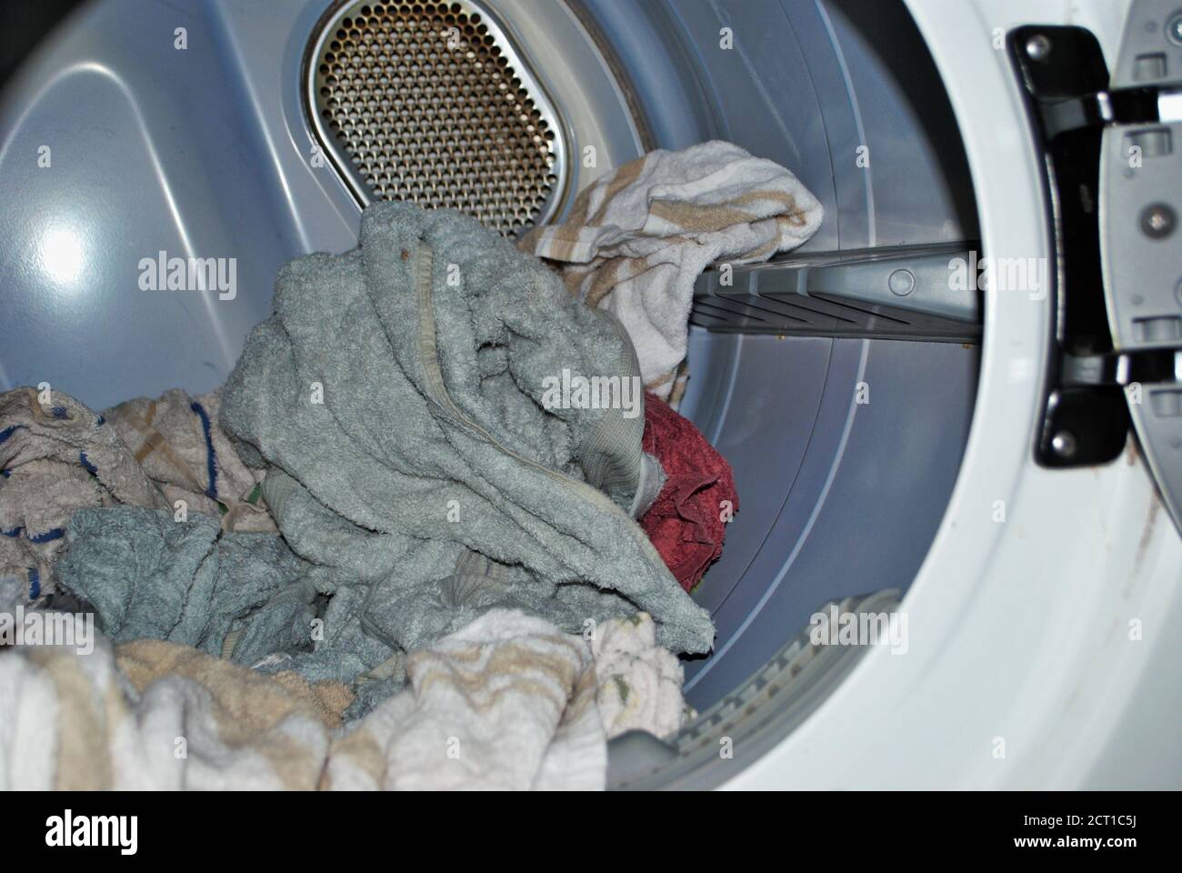 Ladung nasser Handtücher, die in den Trockner auf die Wäsche gehen Tag Stockfoto