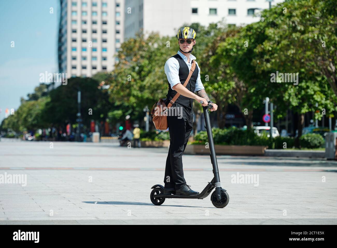 Stilvoller Mann auf Roller fahren Stockfoto