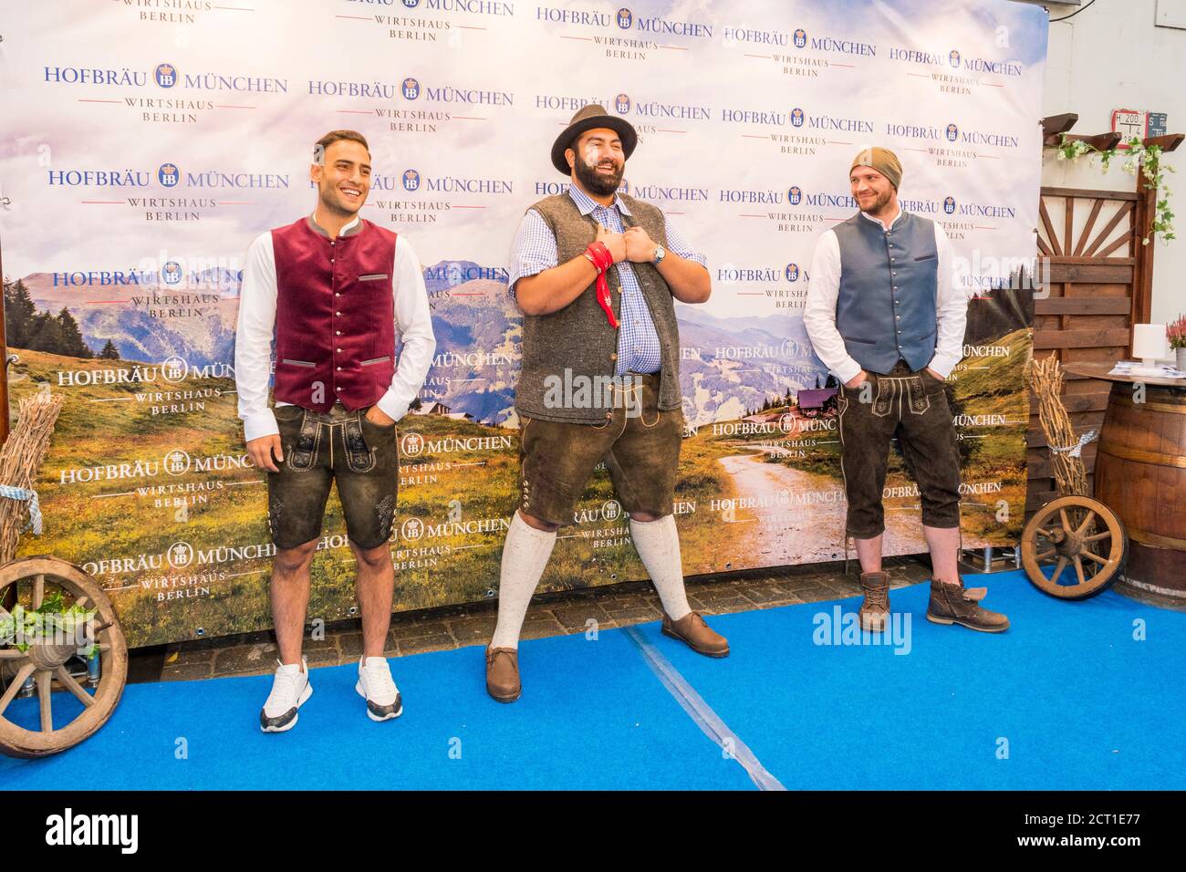 Schauspieler Patrick Heinrich, Tisch-Wiesn, Hofbräu München, Wirtshaus Berlin, Fass-Anstich, Schauspieler Timur Ülker, GZSZ, Geschäftsführer Björn Sch Stockfoto