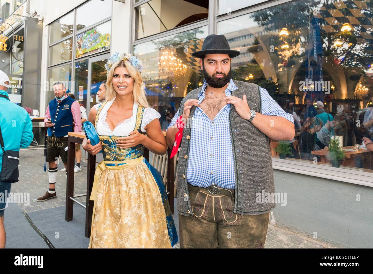 Tisch-Wiesn, Hofbräu München, Wirtshaus Berlin, Fass-Anstich, Schauspieler Timur Ülker, GZSZ, Geschäftsführer Björn Schwarz, 19.09.2020 Stockfoto