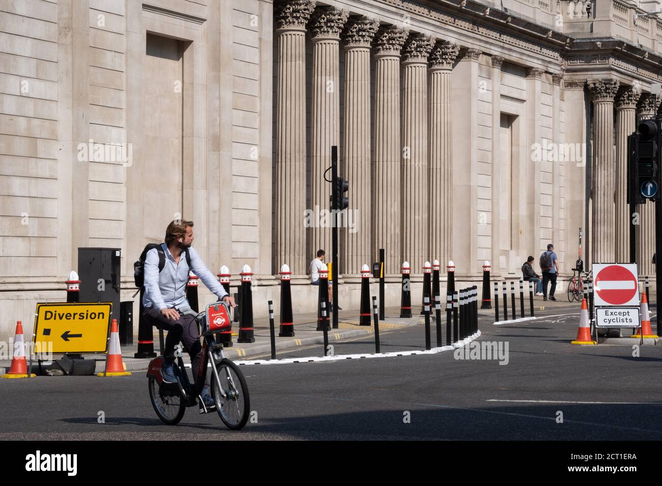 Ein männlicher Radfahrer überquert das neue Layout der Threadneedle Street an der Bankkreuzung, die vor kurzem geändert wurde, um Autos zu stoppen, die an der Bank of England während der Coronavirus-Pandemie vorbeifahren - eine Zeit, in der Büroangestellte noch weitgehend von zu Hause aus arbeiten, am 16. September 2020, in London, England. Stockfoto