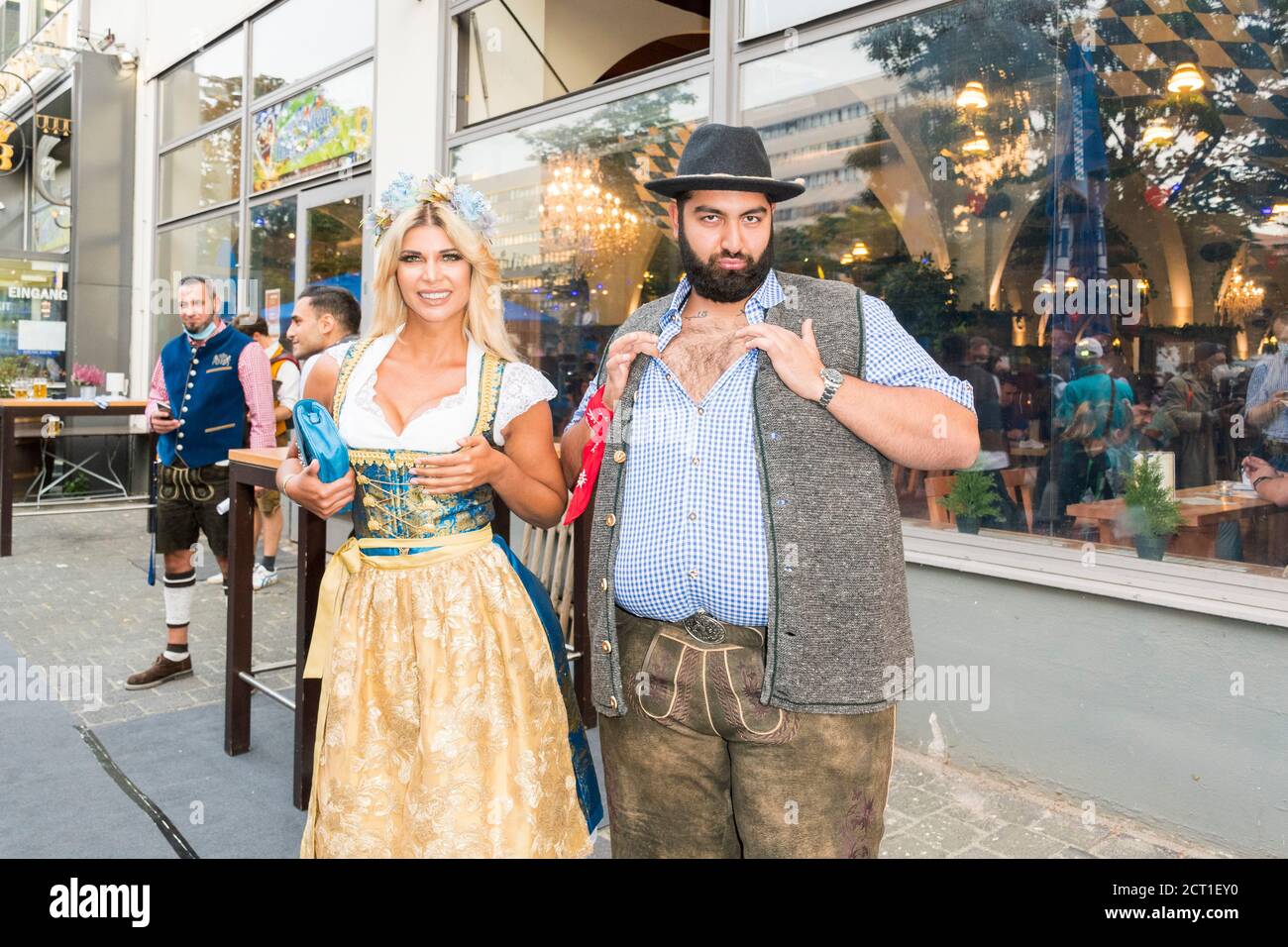 Tisch-Wiesn, Hofbräu München, Wirtshaus Berlin, Fass-Anstich, Schauspieler Timur Ülker, GZSZ, Geschäftsführer Björn Schwarz, 19.09.2020 Stockfoto