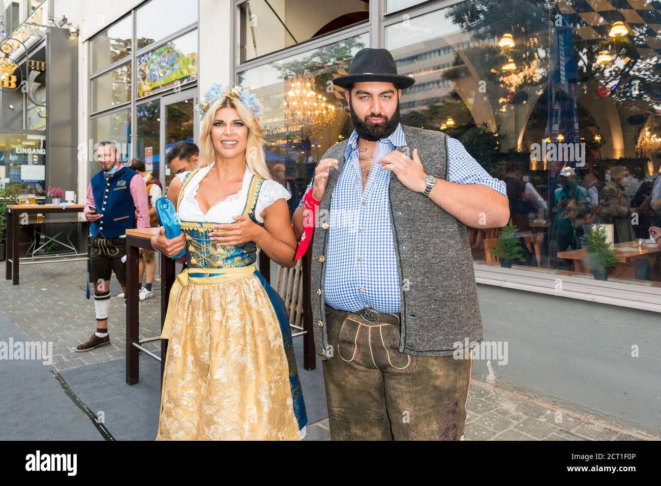 Tisch-Wiesn, Hofbräu München, Wirtshaus Berlin, Fass-Anstich, Schauspieler Timur Ülker, GZSZ, Geschäftsführer Björn Schwarz, 19.09.2020 Stockfoto