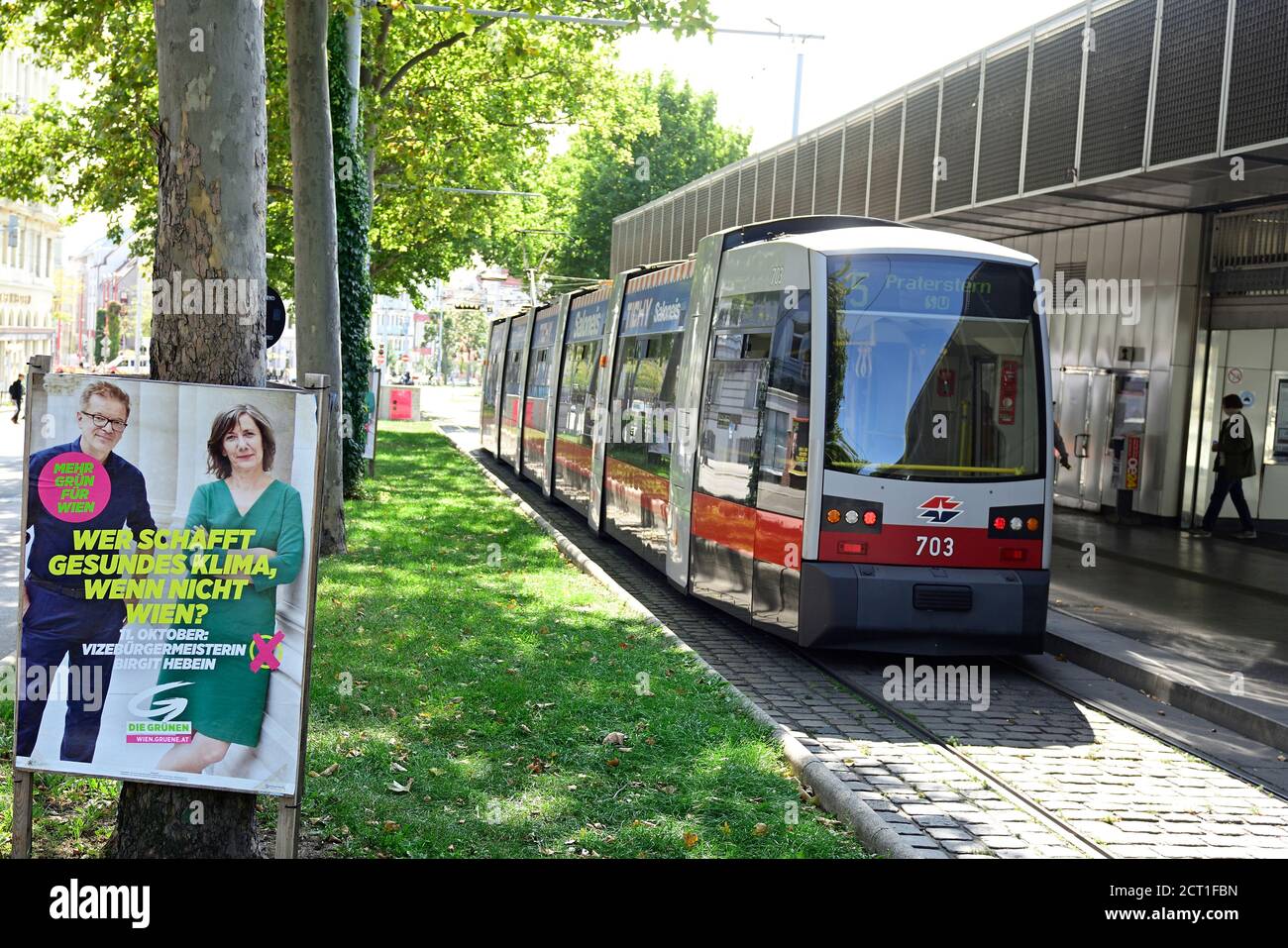 Wien, Österreich. Wahlplakate des Grünen Wiens für die Bürgermeisterwahlen am 11. Oktober 2020 in Wien. Inschrift „Wer sollte ein gesundes Klima haben, wenn nicht Wien“. Stockfoto