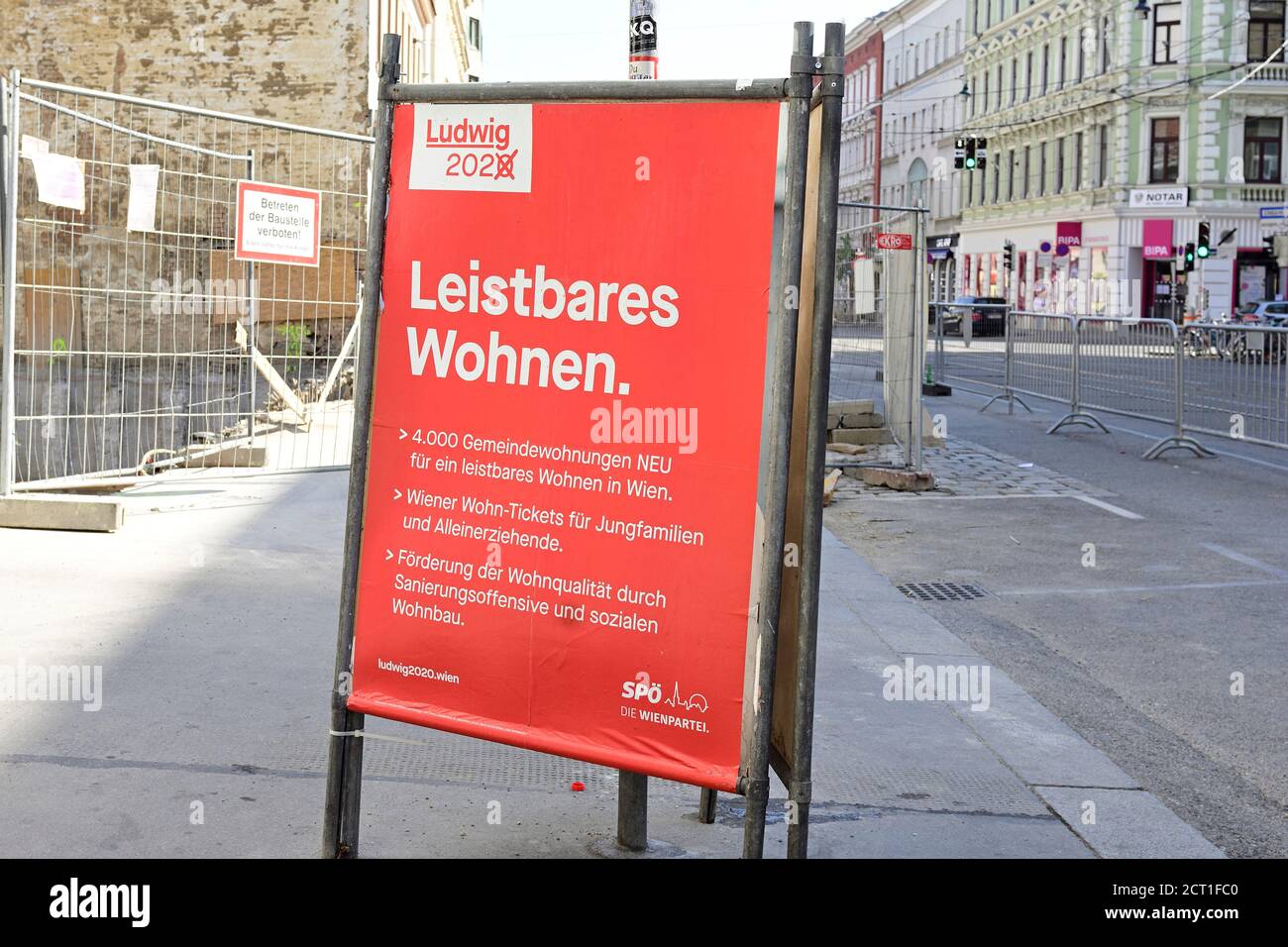 Wien, Österreich. Wahlplakate der SPÖ für die Bürgermeisterwahlen am 11. Oktober 2020 in Wien. Aufschrift „Erschwingliches Gehäuse“. Stockfoto