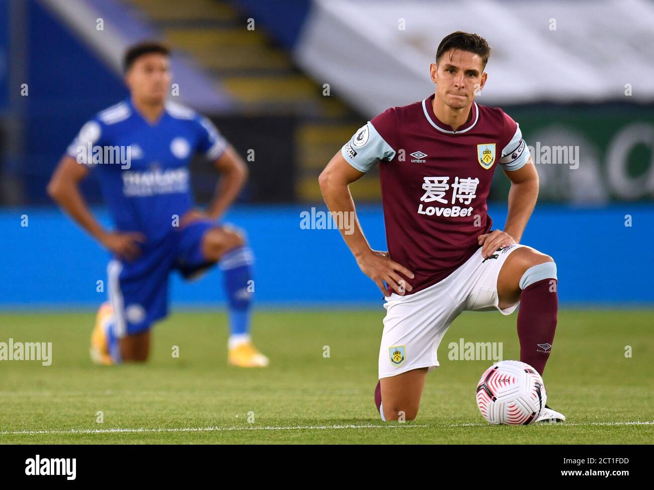 Ashley Westwood von Burnley unterstützt die Black Lives Matter-Bewegung vor dem Premier League-Spiel im King Power Stadium, Leicester. Stockfoto