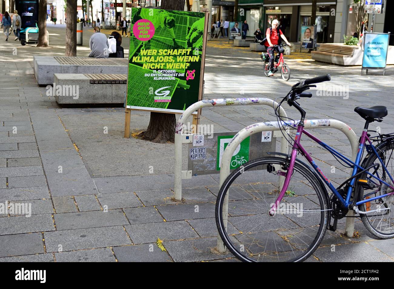 Wien, Österreich. Wahlplakate des Grünen Wiens für die Bürgermeisterwahlen am 11. Oktober 2020 in Wien. Aufschrift "Wer schafft Arbeitsplätze im Klimaschutz, wenn nicht Wien" Stockfoto