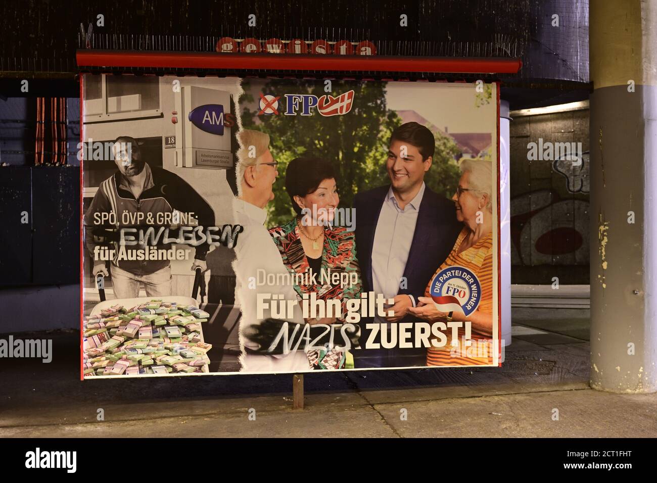 Wien, Österreich. Wahlplakate der FPÖ für die Bürgermeisterwahlen am 11. Oktober 2020 in Wien. Inschrift "für ihn sind die Nazis die Ersten". Stockfoto