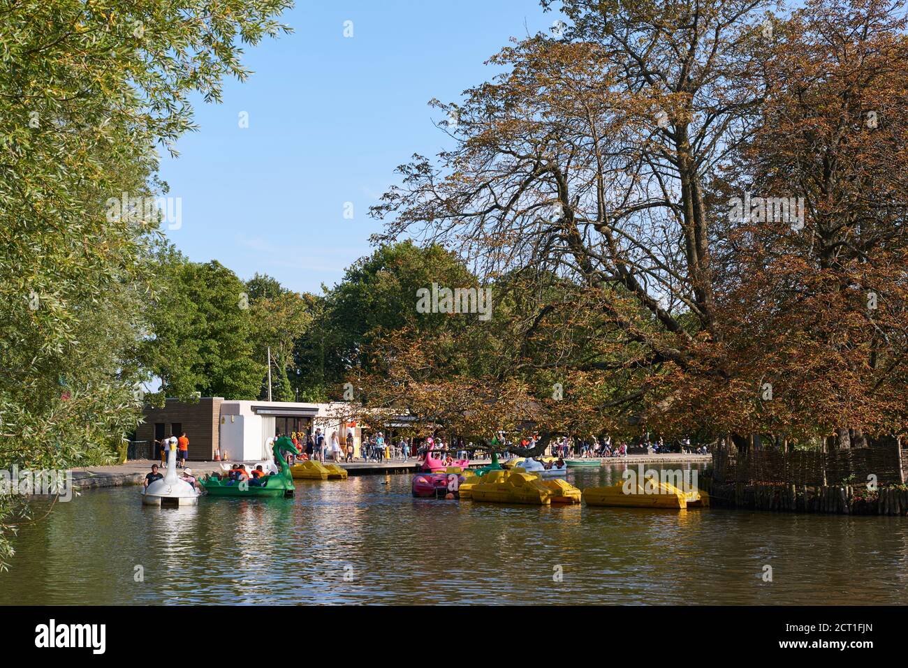Der See mit Bootstouren im Alexandra Park, North London, Großbritannien Stockfoto