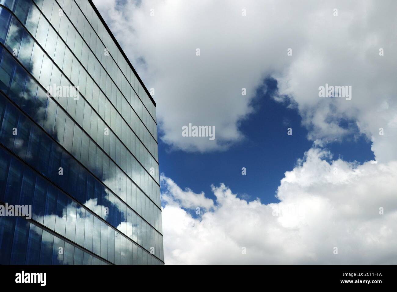 Cloud-Reflexion auf modernes Bürogebäude Stockfoto