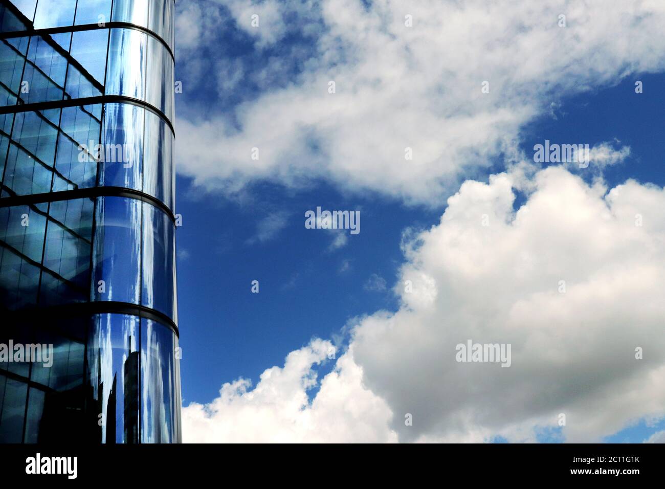 Cloud-Reflexion auf modernes Bürogebäude Stockfoto