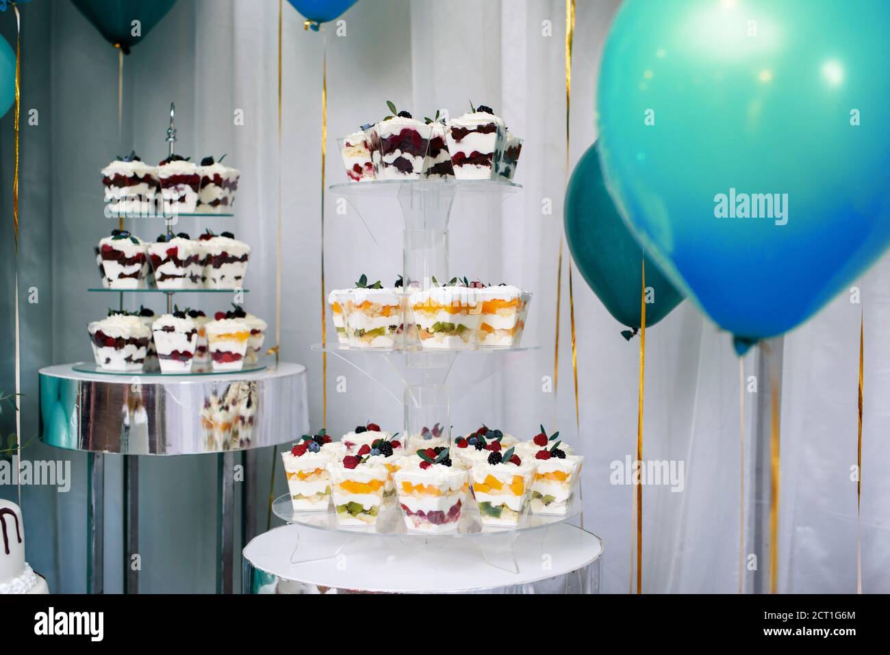 Geburtstag, Feiertagsfeiern. Mini-Desserts auf dem Festival. Desserts mit Obst. Bälle, Einrichtung. Süßigkeitenbar Stockfoto