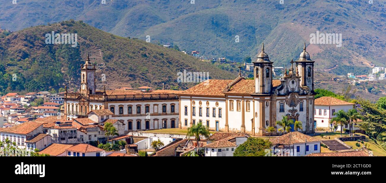 Panoramablick von der Spitze des historischen Zentrums von Ouro Preto mit seinen Häusern, Kirche, Denkmälern und Bergen Stockfoto