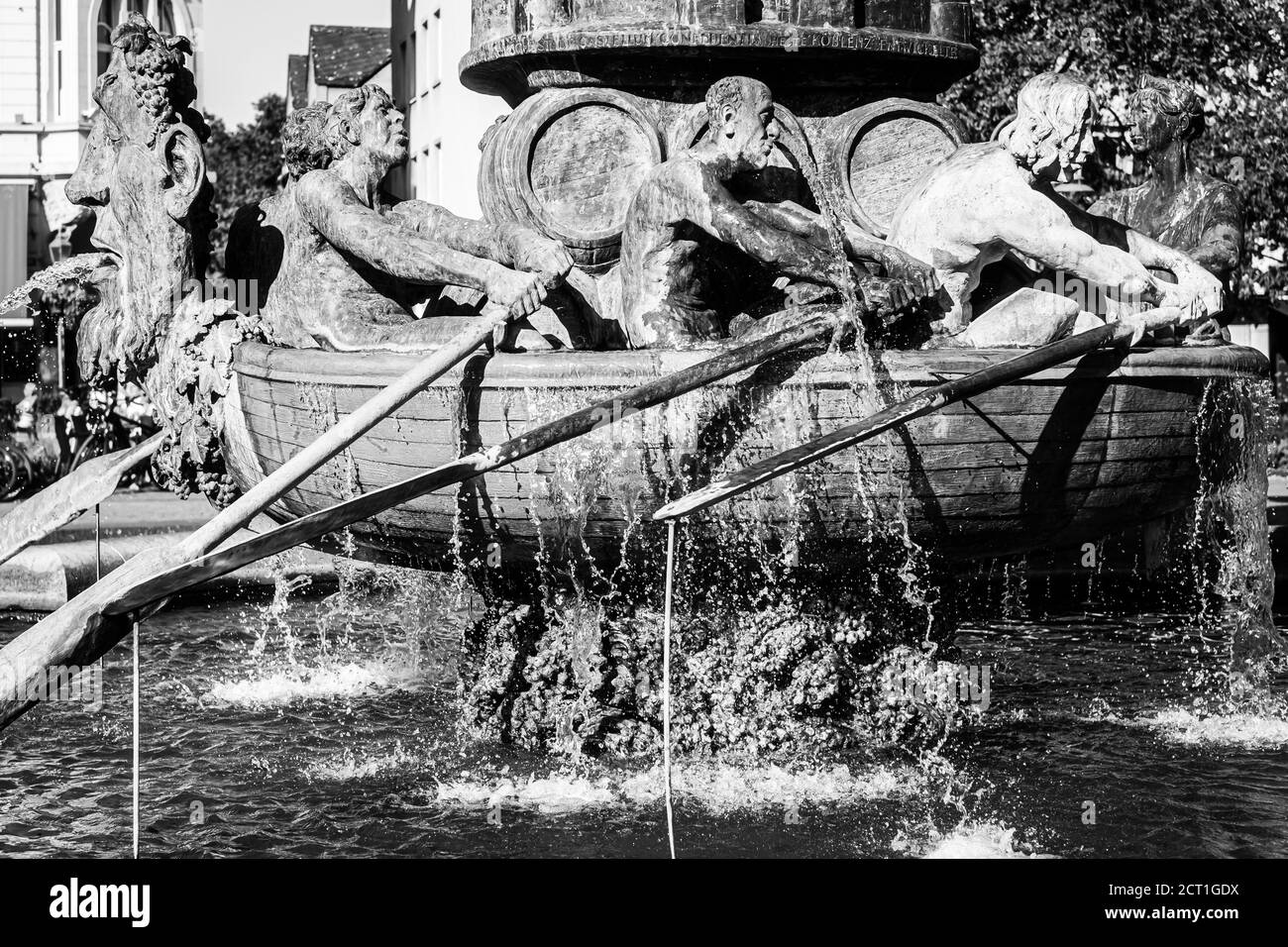 Koblenz, Deutschland - 19. Sep 2020 : römisches Weinschiff, Historiensäulenbrunnen am Görresplatz Stockfoto