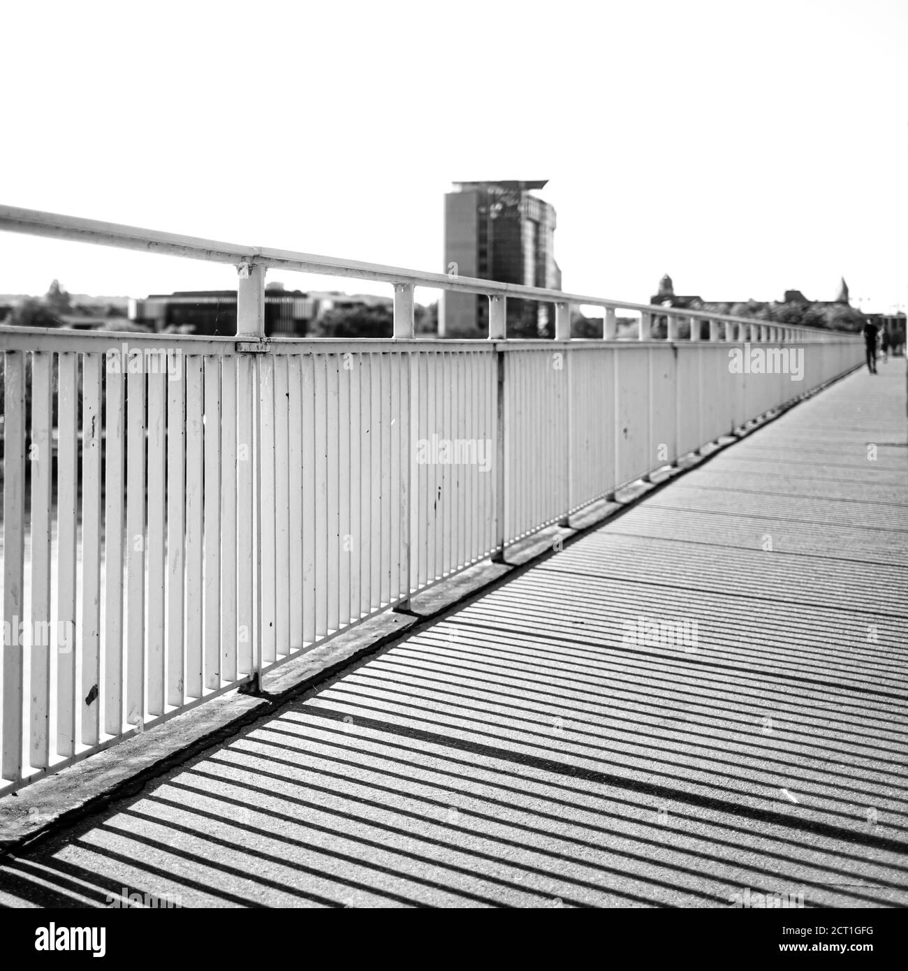 Fußgänger, die auf der Brücke laufen, verschwommene Bewegung Stockfoto
