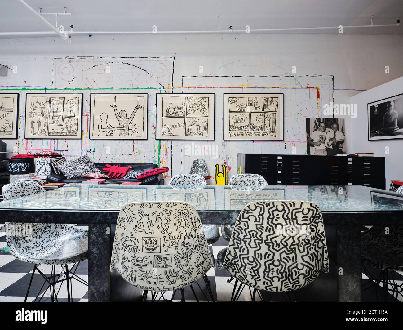 Blick auf Keith Harings Arbeit in seinem Atelier. Stockfoto