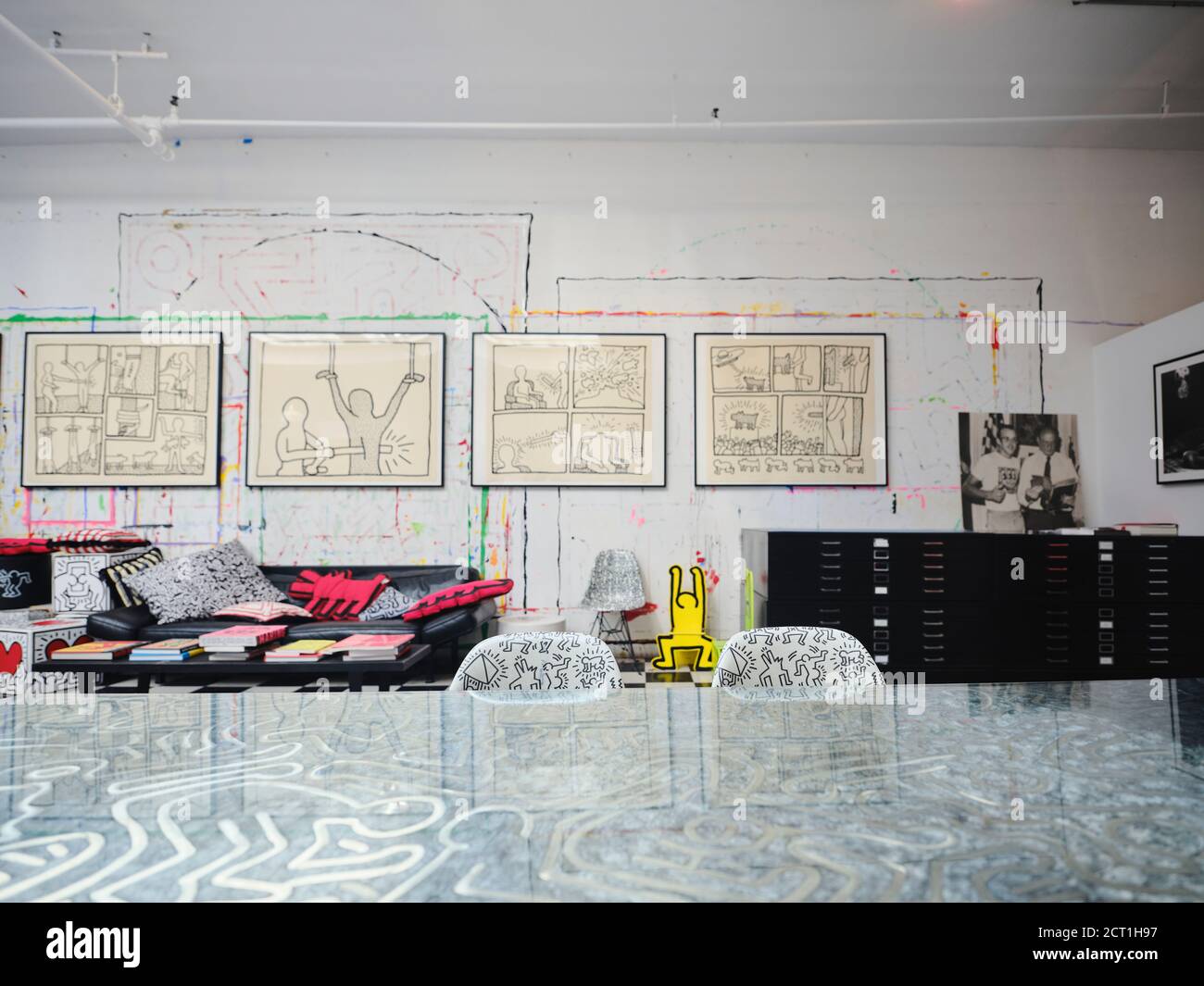 Blick auf Keith Harings Arbeit in seinem Atelier. Stockfoto