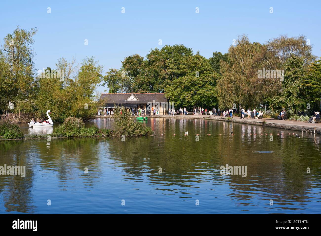 Der See mit Bootstouren im Alexandra Park, North London, im Londoner Stadtteil Haringey Stockfoto